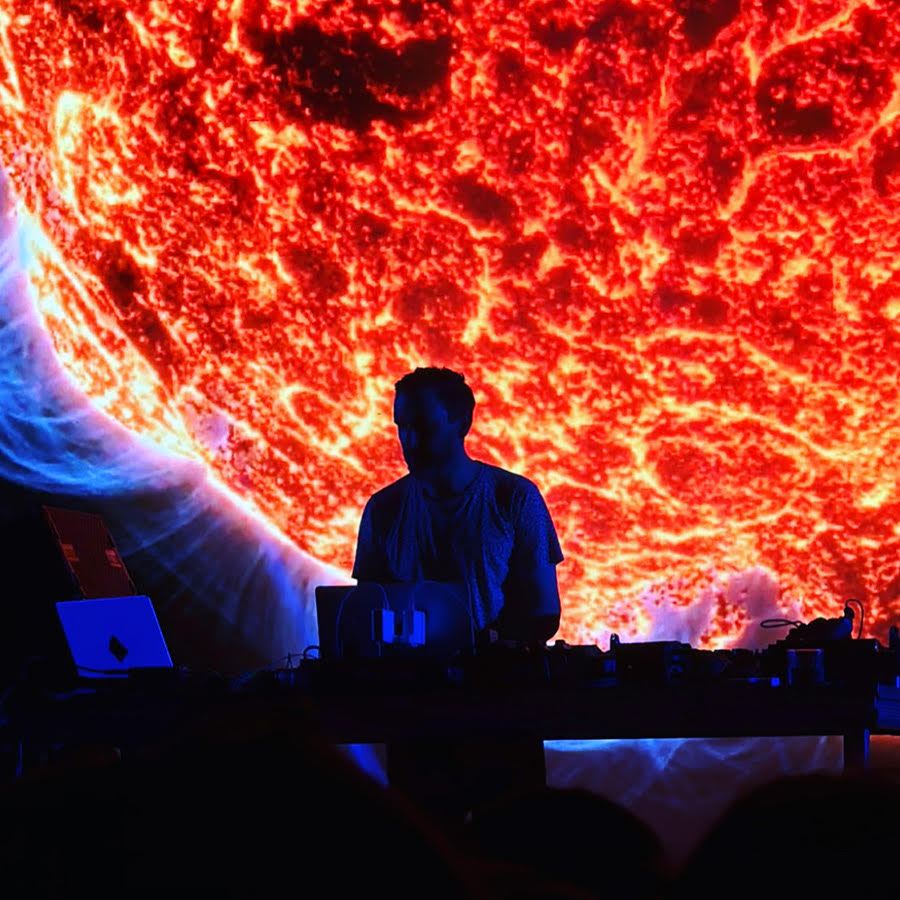 Max Cooper en live au Brise Glace le 24 avril 💫 Le compositeur de musique électro & techno promet une performance immersive, entre musique et art visuel ! ✨ Prends ta place pour ne pas manquer ce show unique ! 🎫