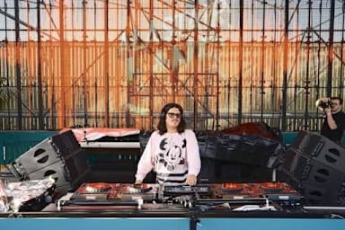 Alastair Lane dévoile sa délicieuse "Roman d’Amour (Midnight Version)"