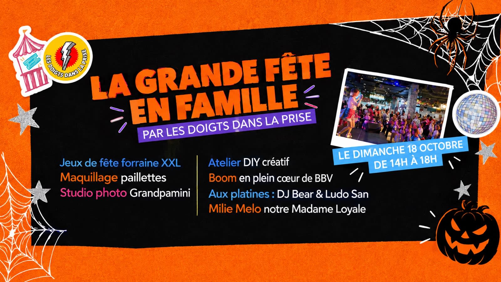 La Grande Fête En Famille Par Les Doigts Dans La Prise