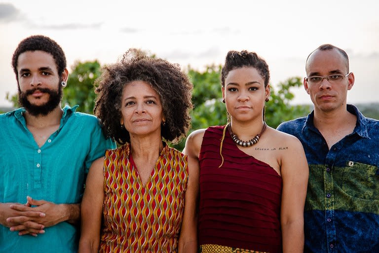Família É Quem Vem Na Casa Caratelli