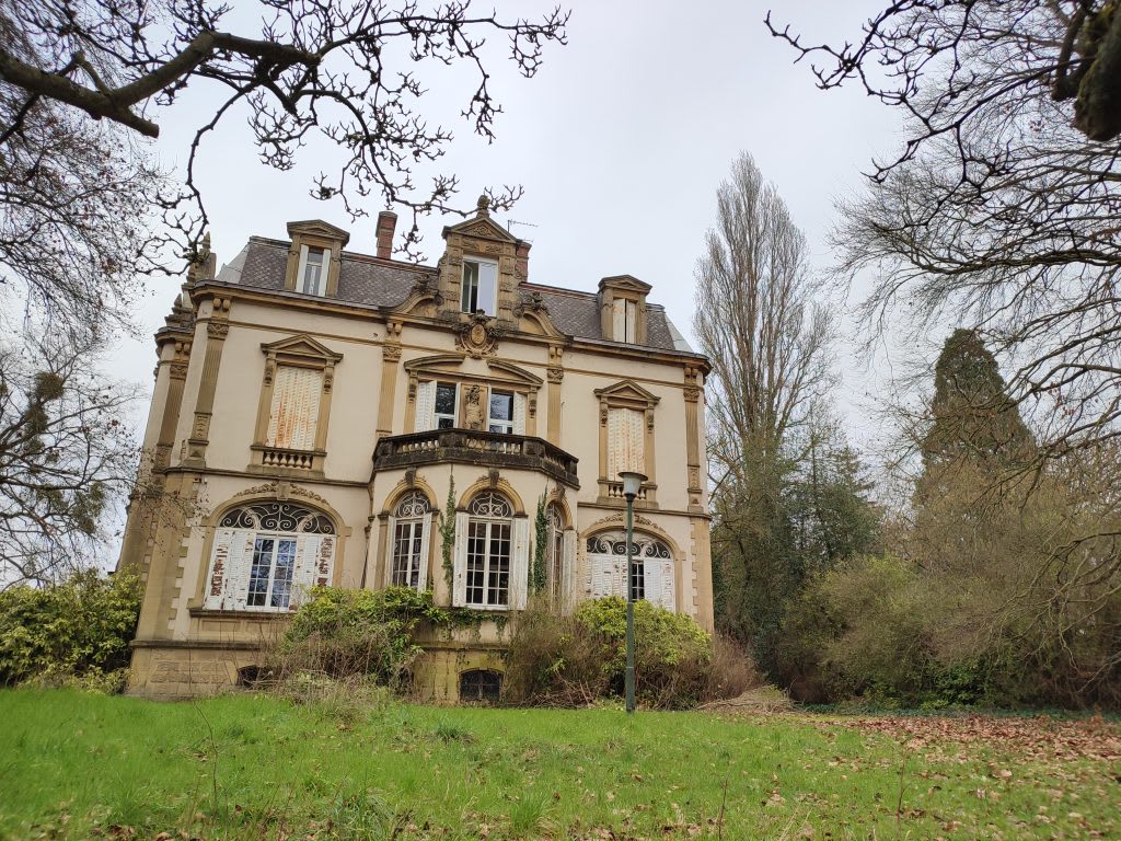 Lo1 - The Manor