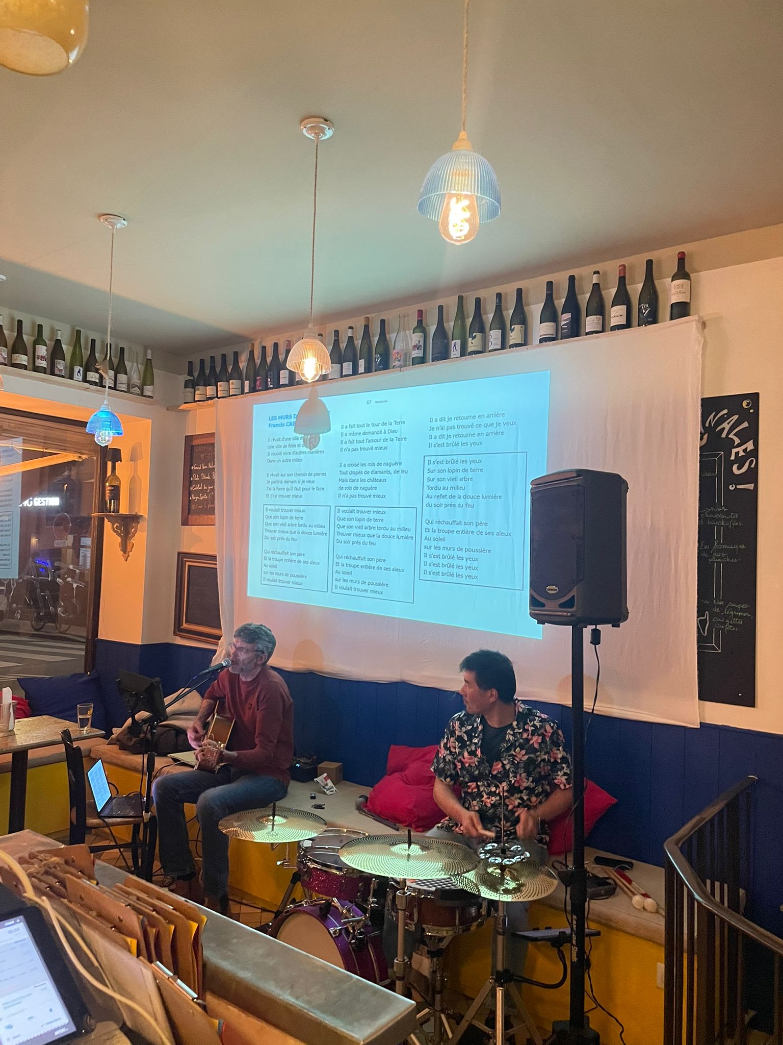 Concert - Tout Un Bar Chante Ensemble Avec Des Musiciens