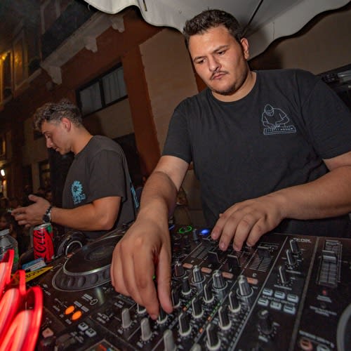 DJ EEZ