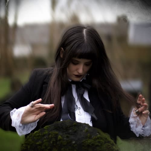 LILA TIRANDO A VIOLETA