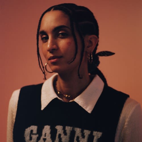 Sarah Farina (ﾉ• ◡ • )ﾉ