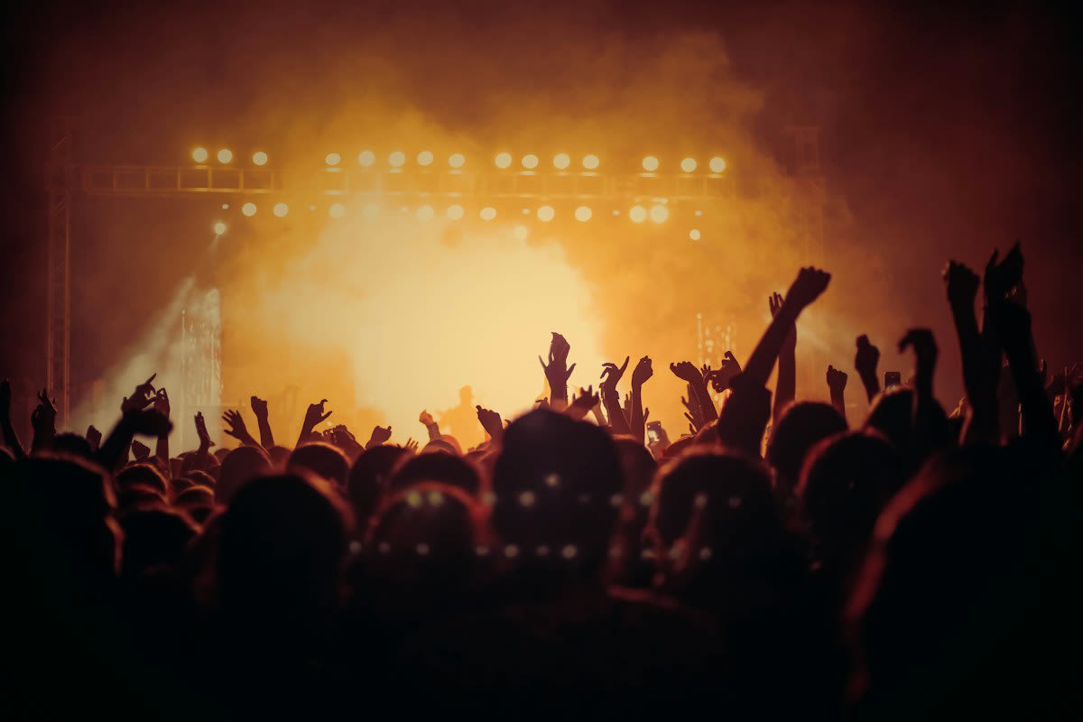 Letní scéna: DJ večer na dvoře