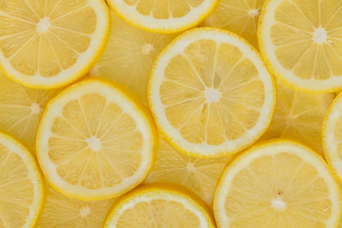A bunch of slices of lemon