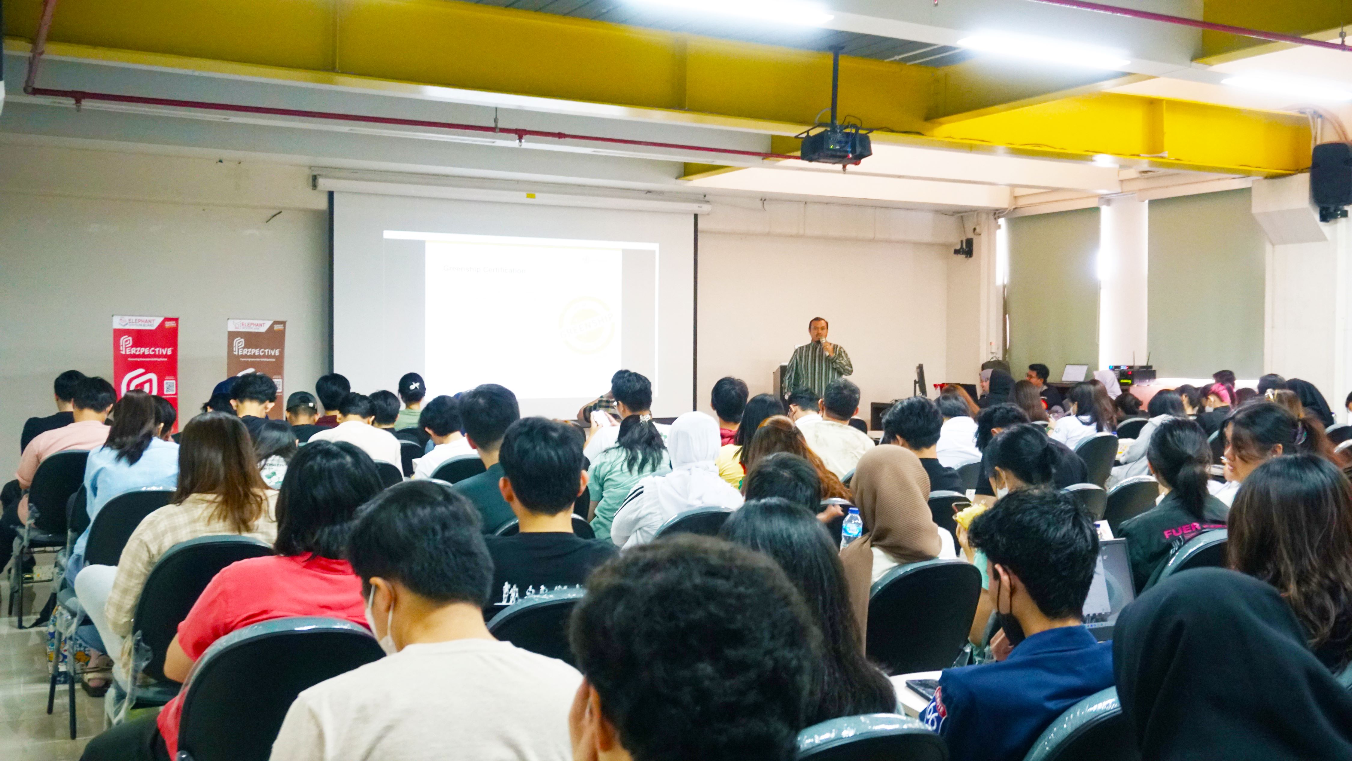 Presentasi Ar. firdause di Event Perzpective di Universitas Tarumanegara UNTAR dihadapan banyak audiens