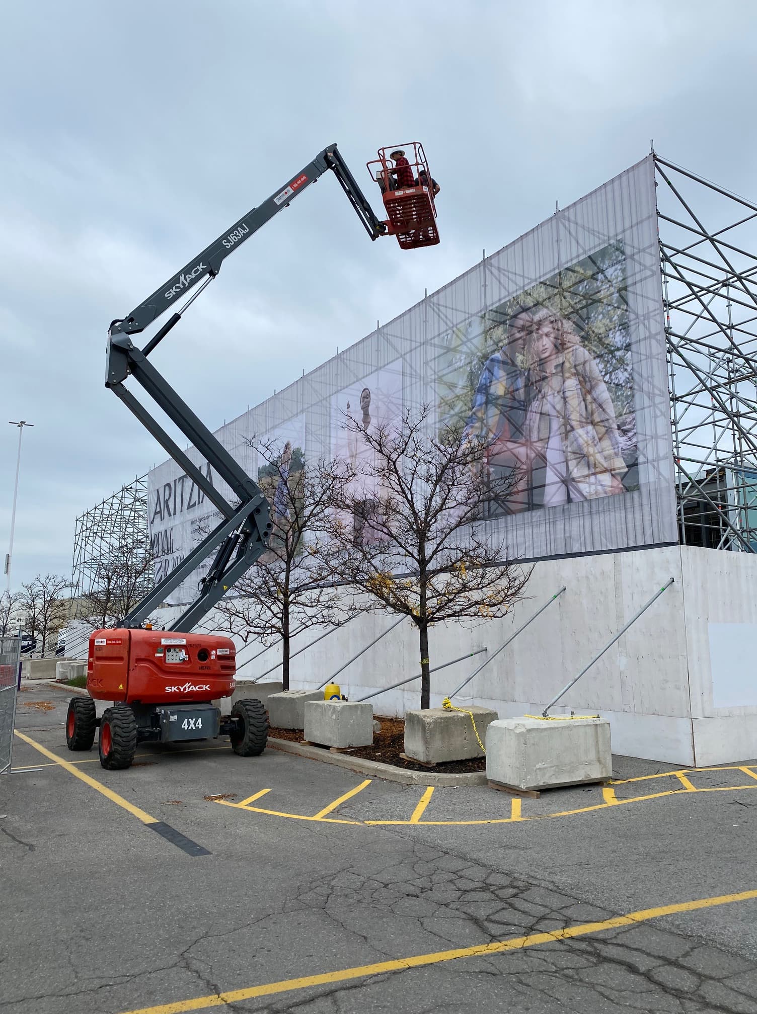 Aritzia Vaughan Trusts Signarama Toronto For Their New 300ft Long Sign