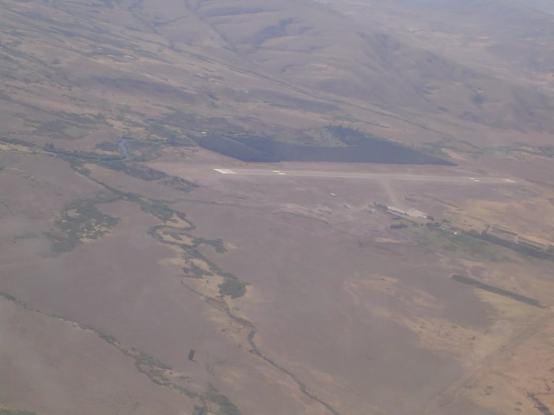 Vista aérea del Aeropuerto Chapelco con la pista y las montañas de fondo
