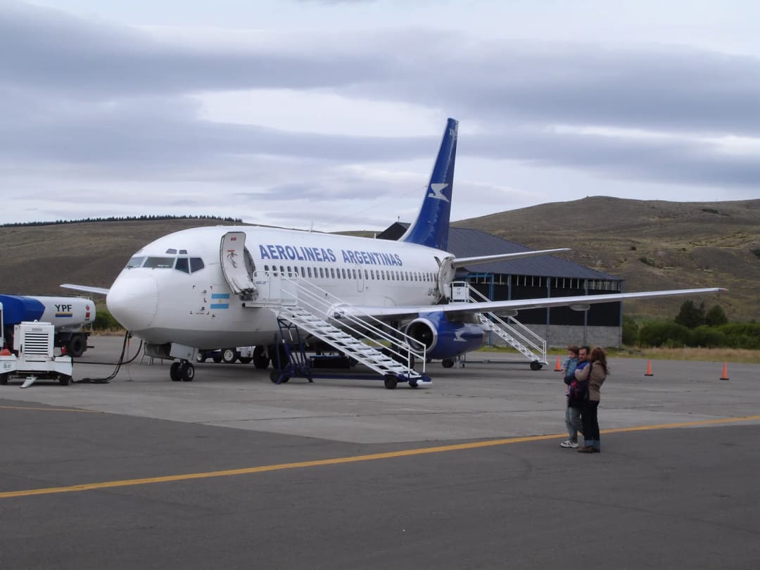 Avión de línea en la pista del Aeropuerto Chapelco, cerca de San Martín de los Andes