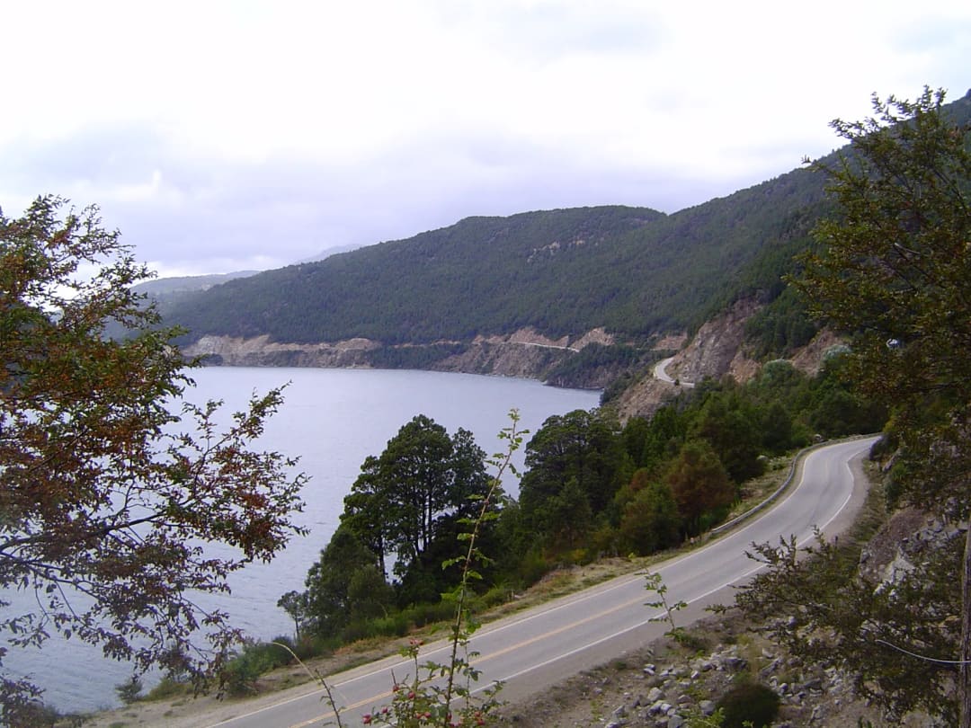 Tramo inicial del Camino de los Siete Lagos junto al lago Lácar, en San Martín de los Andes