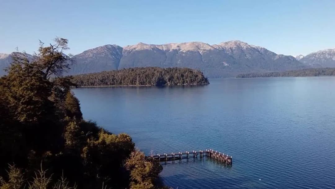 Costa del lago Correntoso cerca de Villa La Angostura