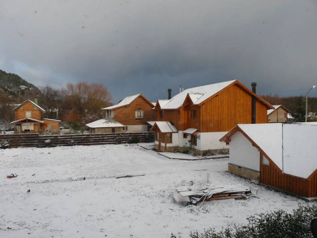 Calle nevada en San Martín de los Andes durante una nevada de invierno