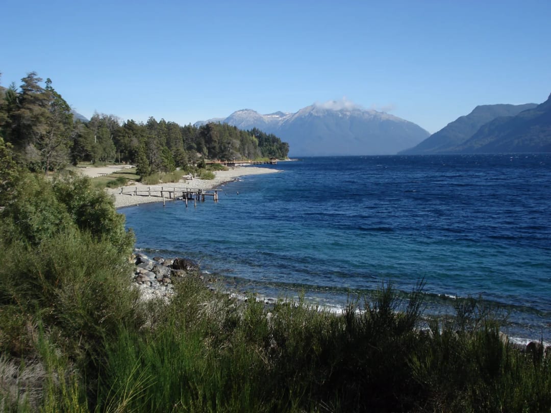 Costa del lago Traful junto a Villa Traful, rodeado de montañas