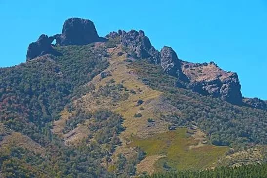 La cumbre del cerro Ventana, con los torreones de roca y el arco natural recortados contra el cielo