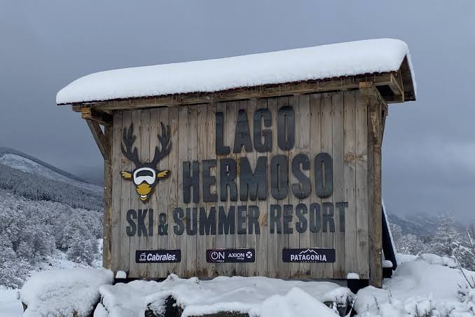 Cartel de acceso a Lago Hermoso Ski Resort sobre la ruta