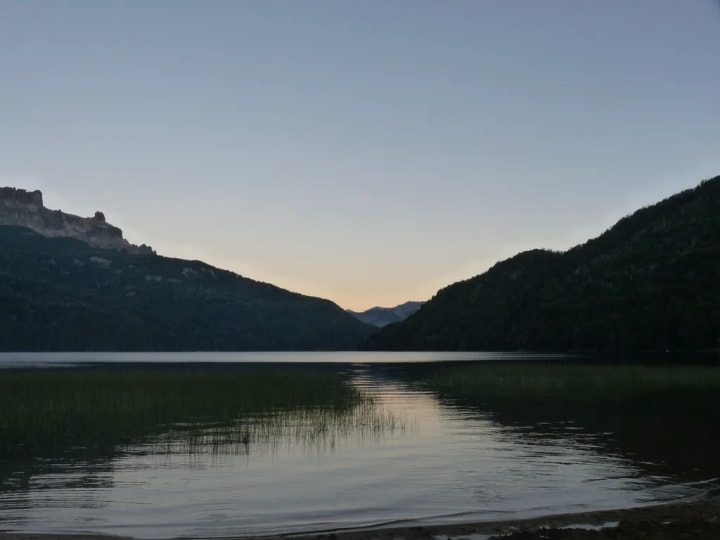 El lago Falkner al atardecer, uno de los lagos del recorrido de los Siete Lagos