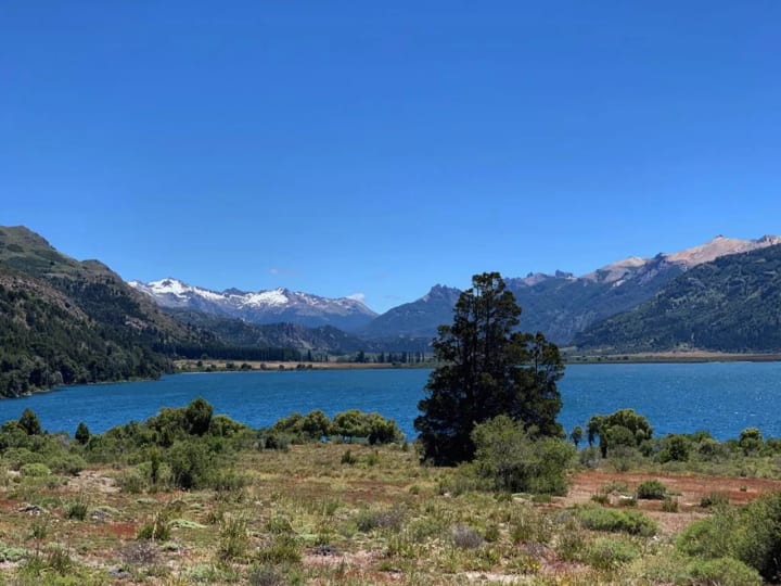 El lago Filo Hua Hum, de agua turquesa, con la cordillera nevada al fondo