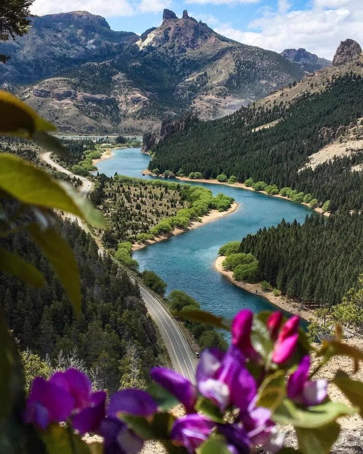El río Limay serpenteando en el Valle Encantado, entre agujas de roca erosionada
