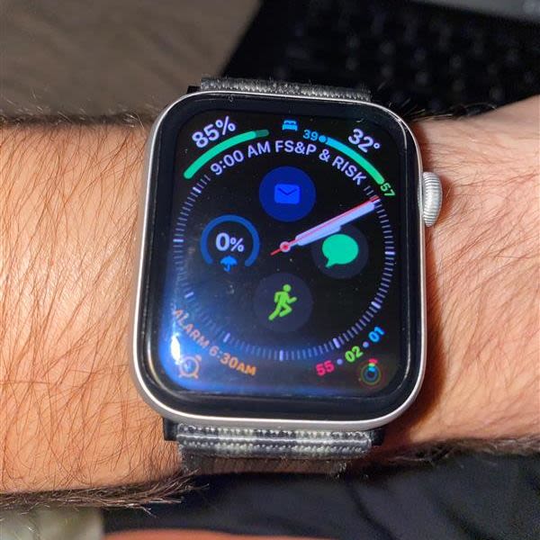 Garmin vs Apple Running Watches in 2025: Which One Should Runners Choose? - WeeViewer, Richard Roberts praises the size of the Apple SE watch face and notes its functionality for basic fitness tracking.