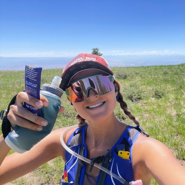 6 Best Handheld Water Bottles for Running: Runner-Reviewed Picks - Salomon Active Handheld 17 oz — Best Minimalist Handheld