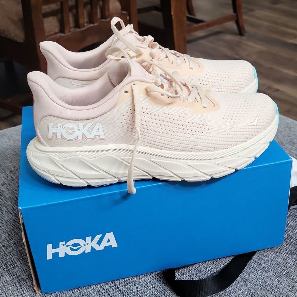 Comparing Saucony and Hoka: Which Wins in 2025? - The latest evolution of Hoka’s stability lineup, the Arahi 7 blends max cushion with a surprisingly light feel—designed to keep you supported without slowing you down. A go-to for runners who want structure without stiffness.