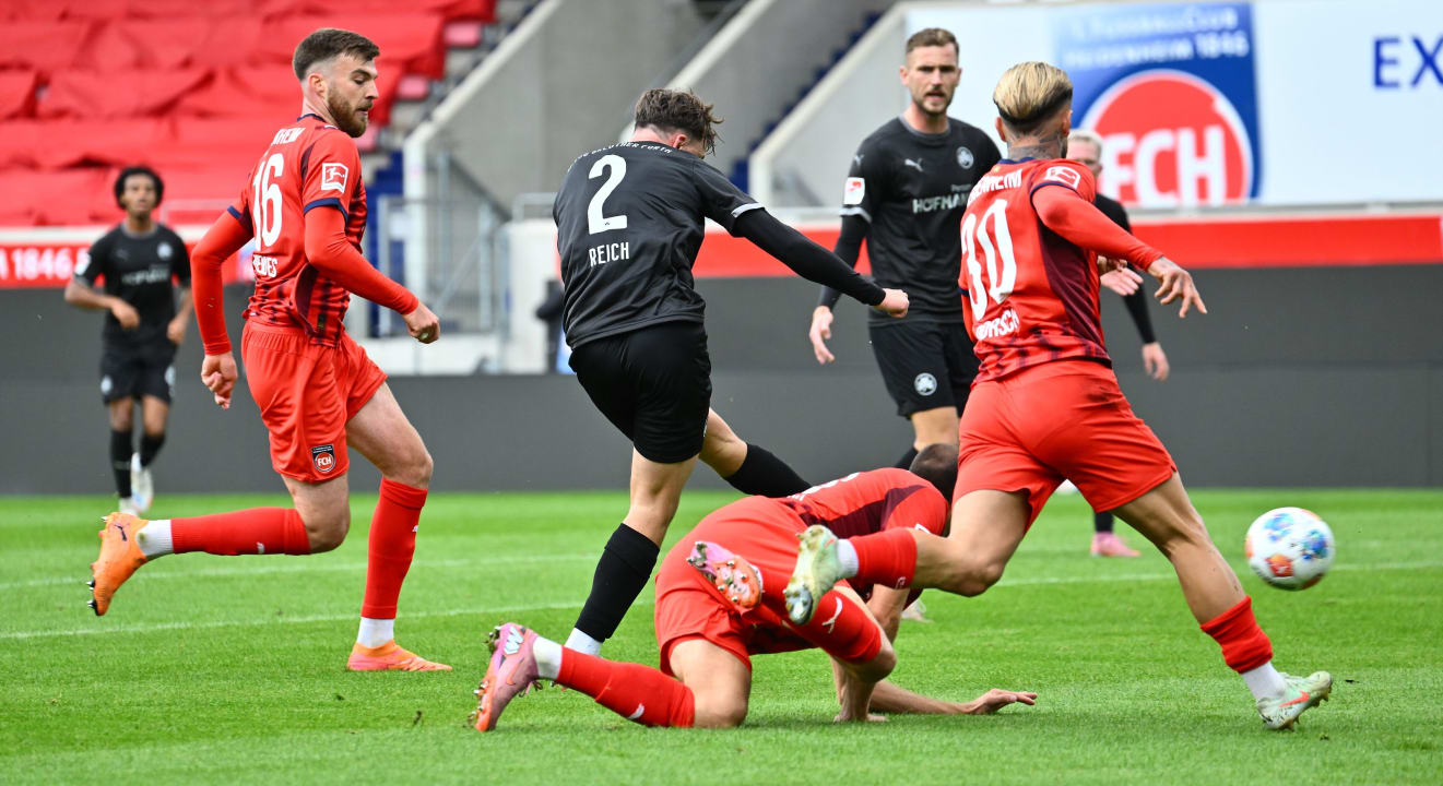 Klasse Aktion der Nummer 2: Lukas Reich geht vorbei an Jonas Föhrenbach und schiebt zum 1:0 ein.