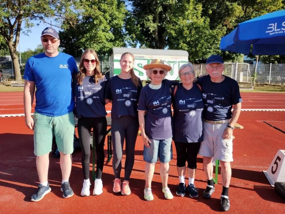 Sven Apfelstädt hatte in seinem Team beim Weitsprung 1 mit Gabi Kirchner (zweite von rechts) und Heidemarie Opfinger (dritte von rechts) mit in seimen Team.