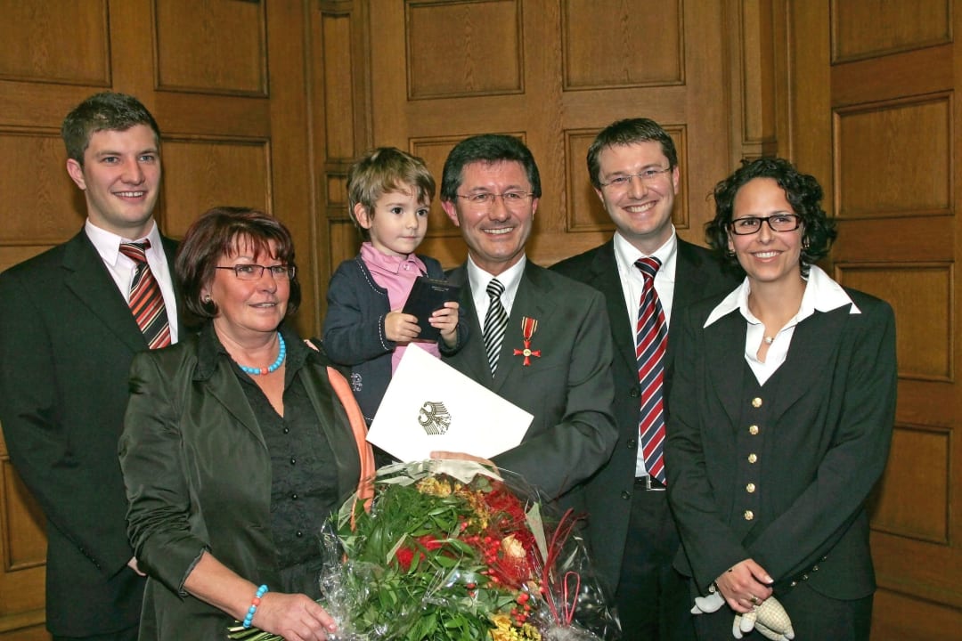 Familie Hack Bundesverdienstkreuz.jpg