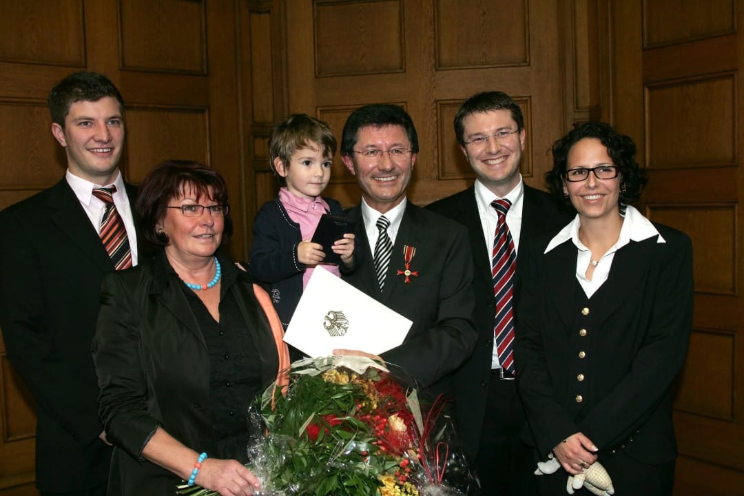 Familie Hack Bundesverdienstkreuz.jpg