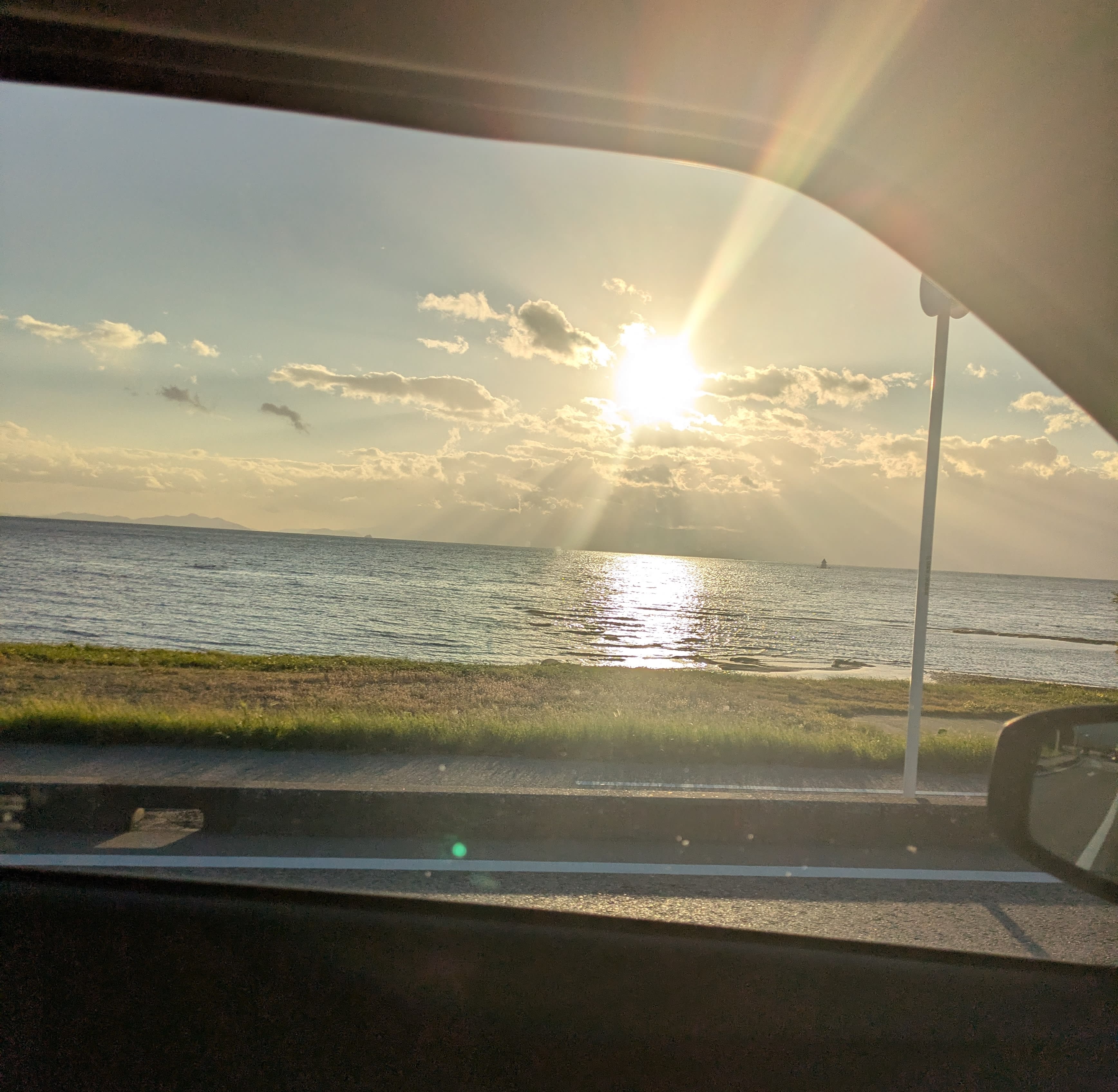 車内から撮影した、さざなみ街道の夕景