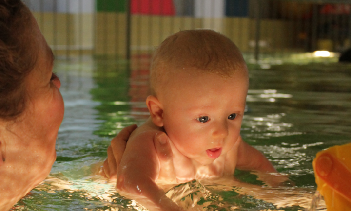 baby unter wasser