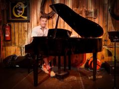 Dominik R - Pianist*in aus Königsbach-Stein Galeriebild von Dominik R - Pianist*in aus Königsbach-Stein