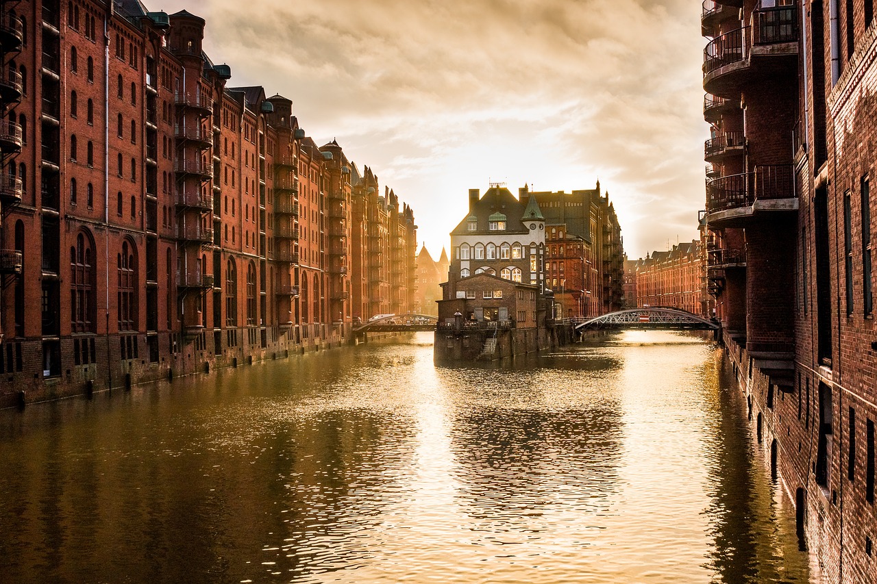 Musiker und Musikerinnen aus Hamburg an der Alster - Bild mit Wasser