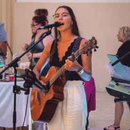 Emelie Müller Singer-Songwriter*in aus Kiel Profilbild von Emelie Müller Singer-Songwriter*in aus Kiel