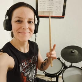 Profilbild von Luci Villain Schlagzeugerin aus Berlin