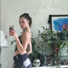 Profilbild von Adelina Gitarrist*in aus Berlin