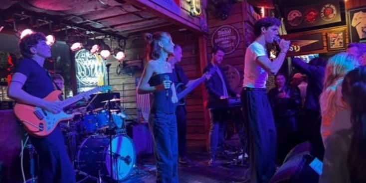 Bannerbild von Holly Gitarristin aus Hamburg