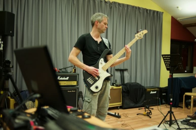 Flashcamp - Bassist*in aus Neuss Galeriebild von Flashcamp - Bassist*in aus Neuss