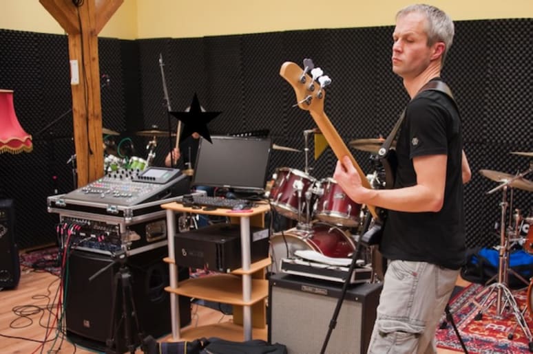 Flashcamp - Bassist*in aus Neuss Galeriebild von Flashcamp - Bassist*in aus Neuss