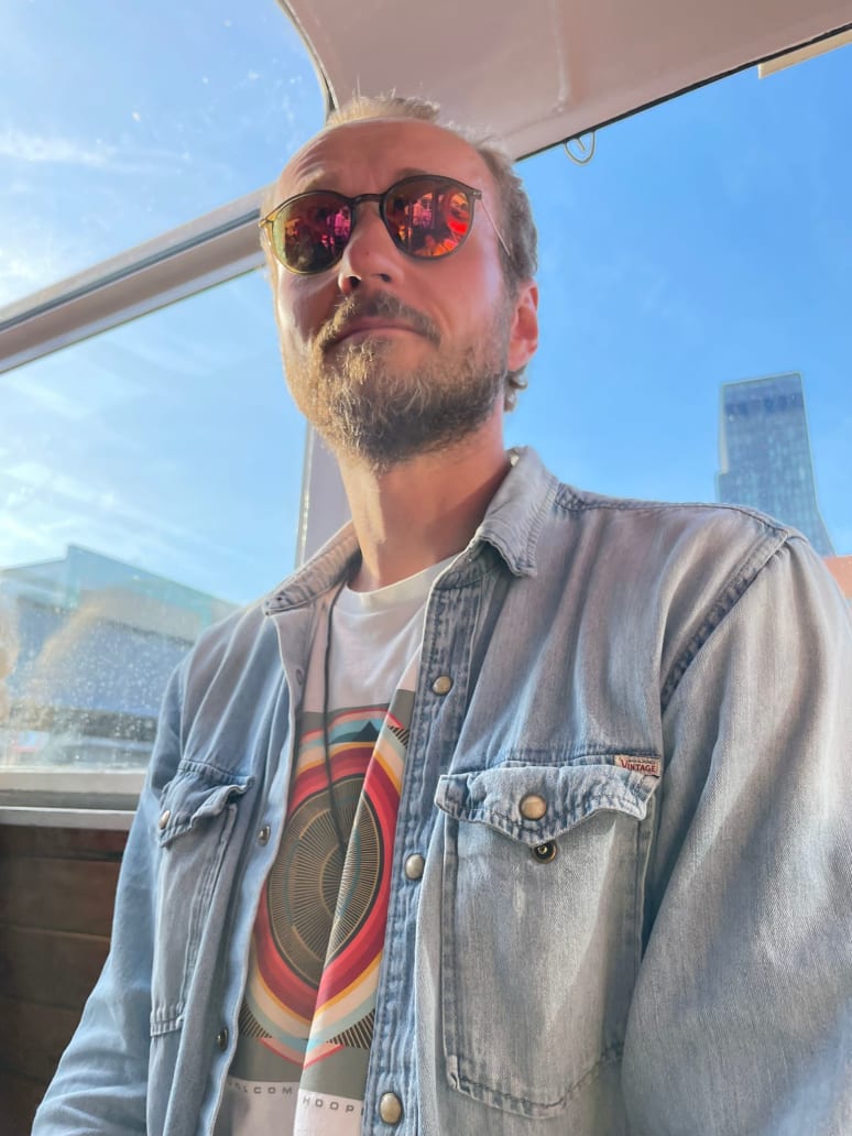 Galeriebild von Le Barto - Singer-Songwriter*in aus Hamburg