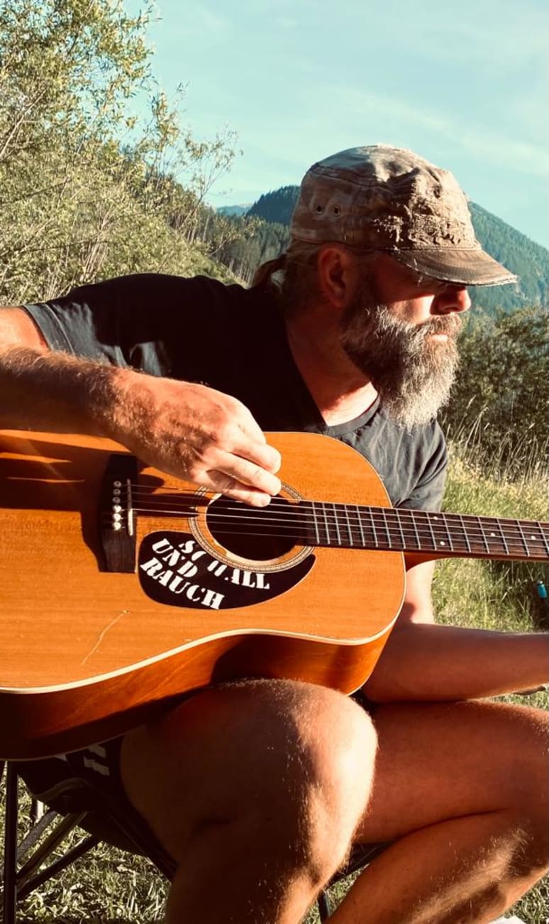 Mikrofonakrobat - Singer from Riehen Gallery image from Mikrofonakrobat - Singer from Riehen