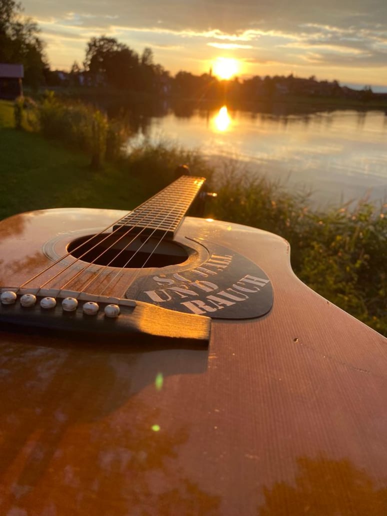 Mikrofonakrobat - Singer from Riehen Gallery image from Mikrofonakrobat - Singer from Riehen