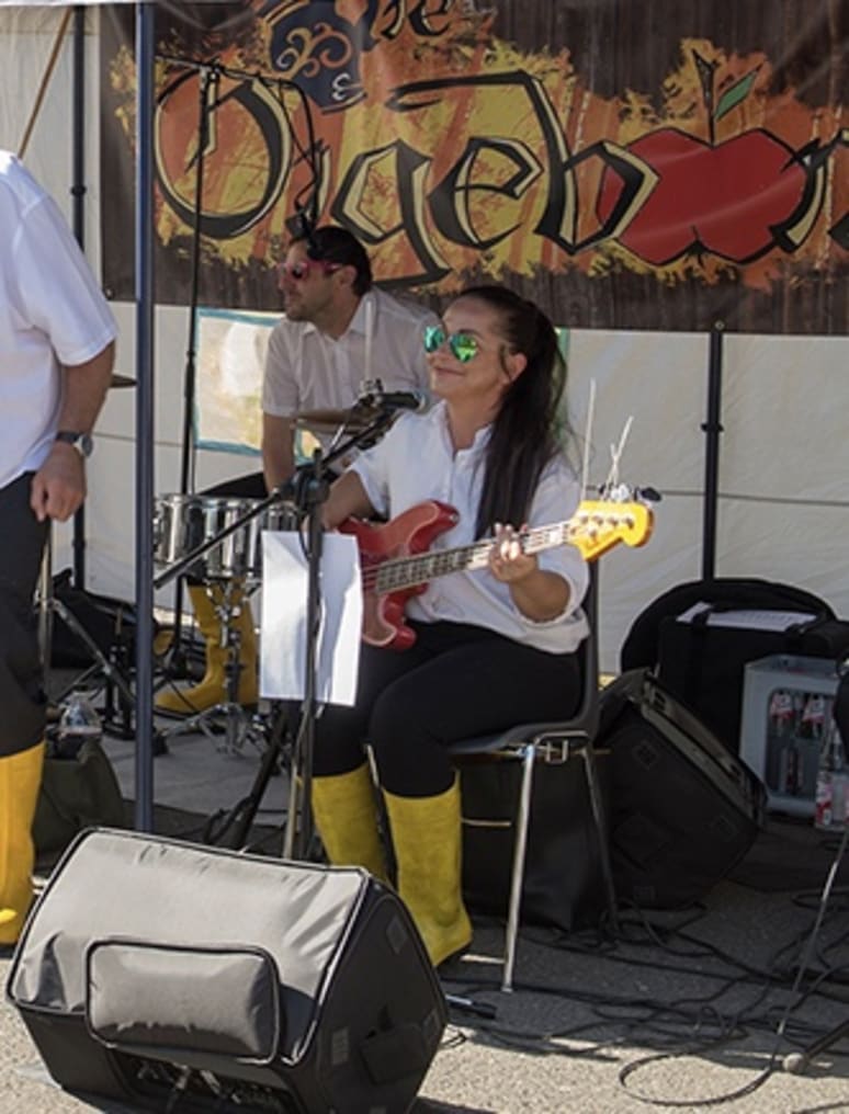 Galeriebild von Hanni Osmanaj - Bassistin aus Fürth