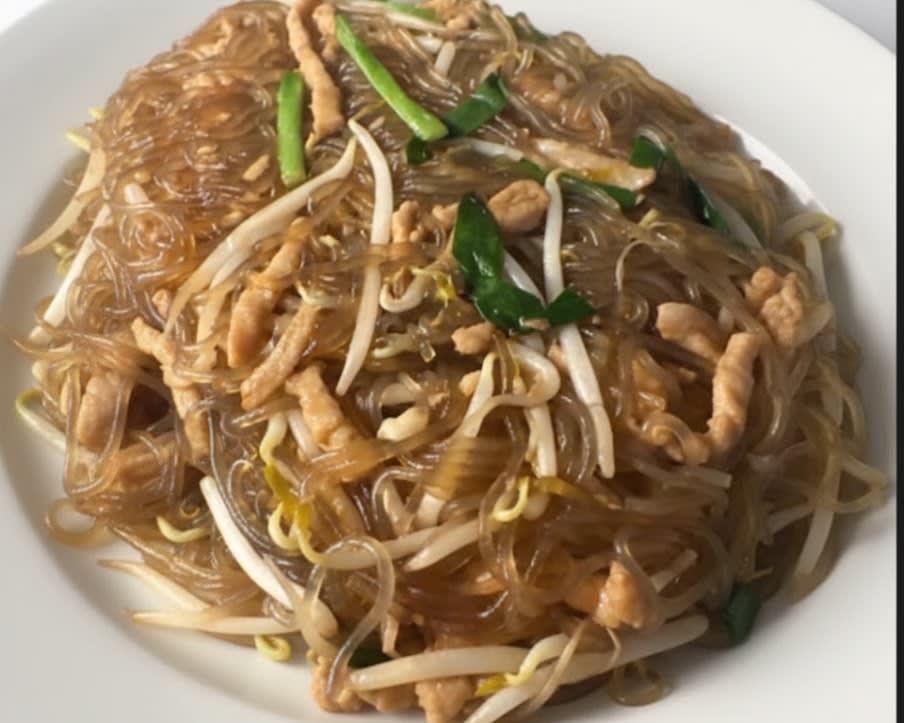 28. Taiwan Style Sauteed Noodles W/ Pork & Veggie 28. 台式炒油面