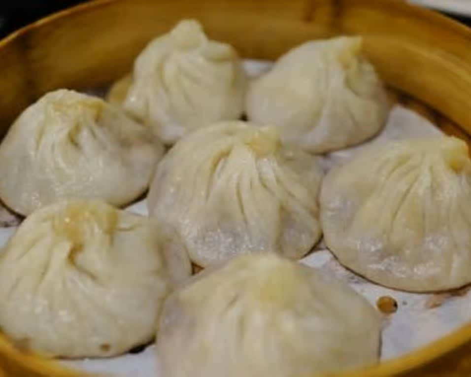 41. Mini Steamed Buns W/ Pork (6) 41. 小笼汤包