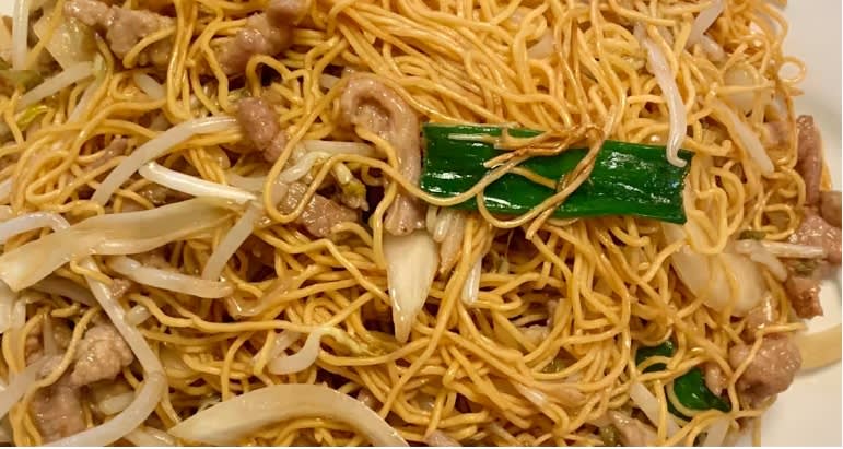 Hong Kong Style Pork Chow Mein (港式肉丝炒面)