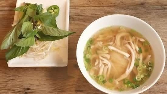 P10. Chicken with Fried Onion - Gà (M)