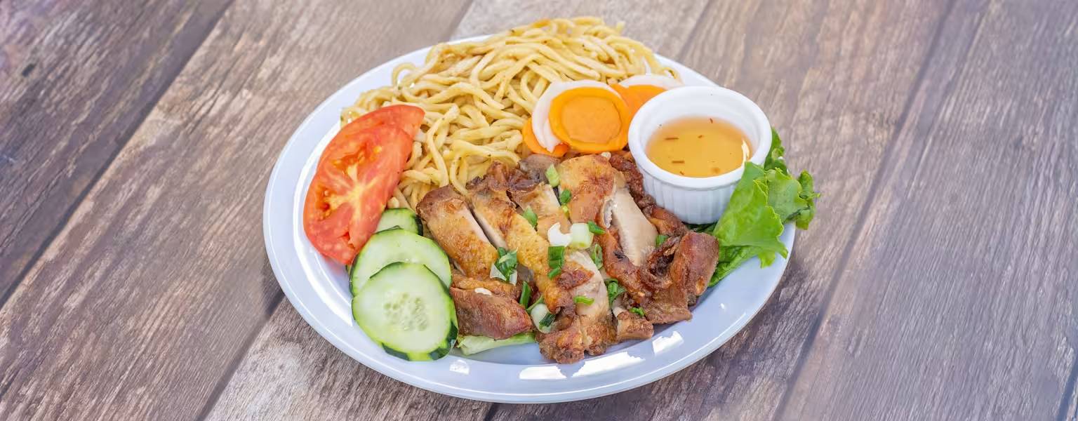 32. Five Spice Chicken with Garlic Noodle 五香鸡蒜茸面